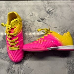 Kids indoor soccer shoes